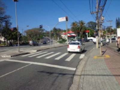 Pacaembu - Casa comercial na avenida - Aproximadamente 700 m2 de terreno e 550 m2 construídos