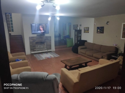 Casa de campo - Locação de Temporada - Para até 14 pessoas - Próxima a cidade - Piscina - Quadra - Churrasqueiracom - 4.320 m2 - Linda vista