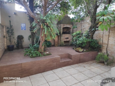 Perdizes - Rua tranquila - Sobrado com 220 m2 - 3 dorms (suíte) - 2 vagas - Quintal com árvores e churrasqueira