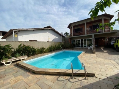 Guarujá - Jardim Virgínia - Praia da Enseada - Casa reformada com 3 suítes + suíte hóspedes - Área gourmet - Piscina - R$ 1.350.000