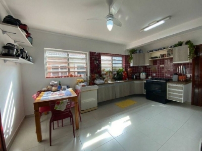 Guarujá - Jardim Virgínia - Praia da Enseada - Casa reformada com 3 suítes + suíte hóspedes - Área gourmet - Piscina - R$ 1.350.000
