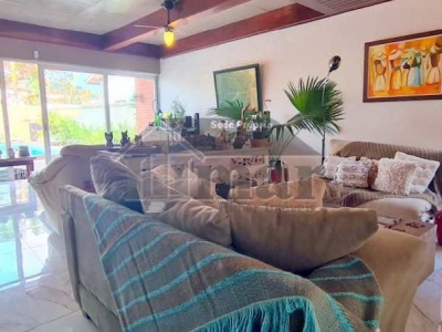 Guarujá - Jardim Virgínia - Praia da Enseada - Casa reformada com 3 suítes + suíte hóspedes - Área gourmet - Piscina - R$ 1.350.000