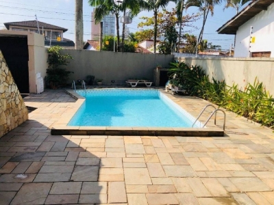 Guarujá - Jardim Virgínia - Praia da Enseada - Casa reformada com 3 suítes + suíte hóspedes - Área gourmet - Piscina - R$ 1.350.000
