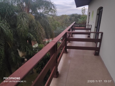 Casa de campo com 4.320 m2 - 800 m2 a.constr. - Vista maravilhosa - Próxima a cidade - Piscina - quadra - churrasqueira - salão de festas - casa de hóspedes