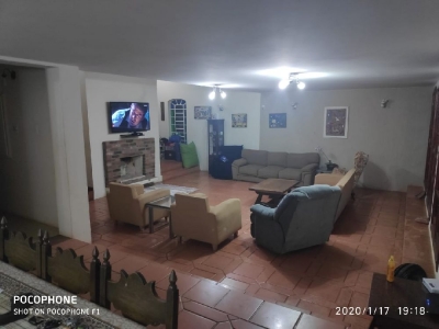 Casa de campo - Locação de Temporada - Para até 14 pessoas - Próxima a cidade - Piscina - Quadra - Churrasqueiracom - 4.320 m2 - Linda vista